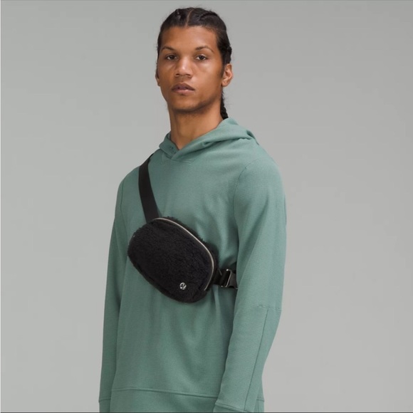 Lululemon Everywhere blk Fleece BeltBag Gold tone hardware - Picture 5 of 13